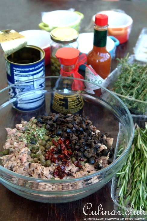 Мини-террины из свиной рульки с маслинами, каперсами и вялеными томатами
