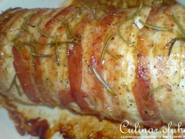 Рулет из куриной грудки,телячьего фарша и горошка
