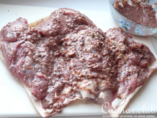 Рулет из рульки в маринаде из ткемали и горчицы, запеченный в духовке
