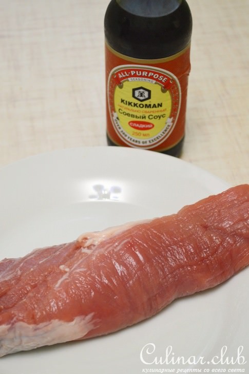 Рулет из запеченного мяса, со сливочным сыром и рукколой.