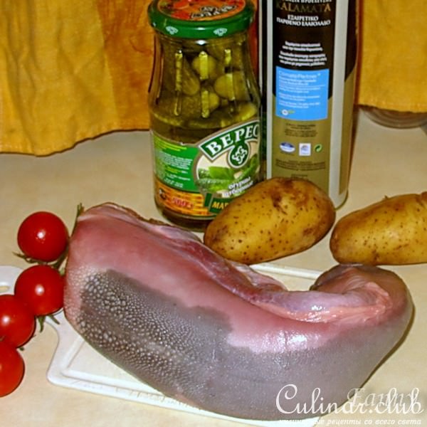 Телячий отварной язык с пряным картофелем и маринованными огурчиками