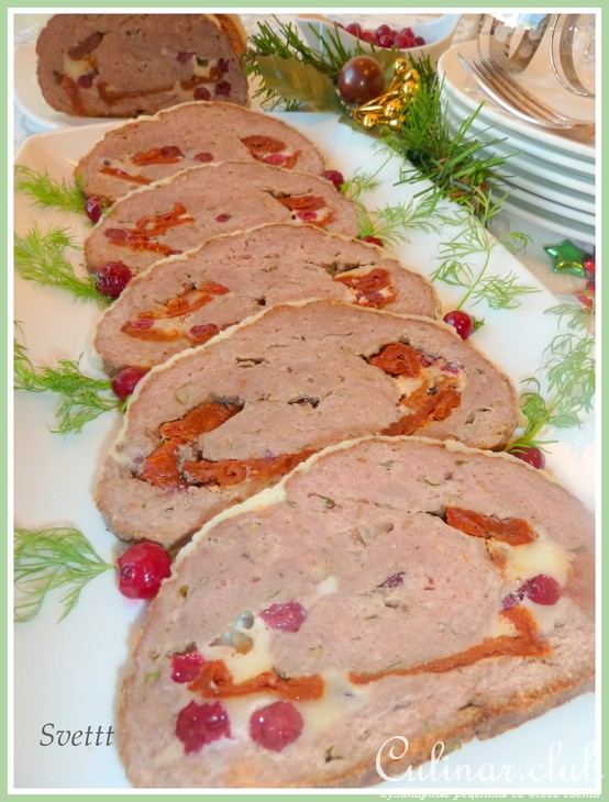 Мясное "полено" для торжественных случаев с вялеными помидорами, моцареллой и клюквой