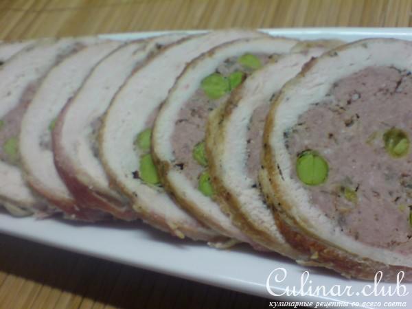 Рулет из куриной грудки,телячьего фарша и горошка