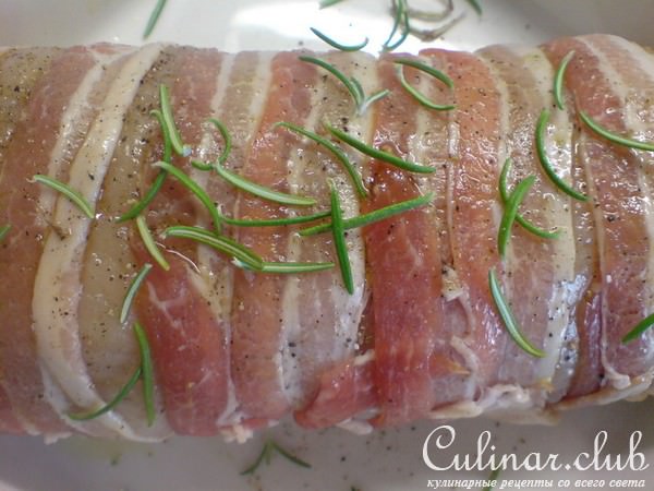 Рулет из куриной грудки,телячьего фарша и горошка