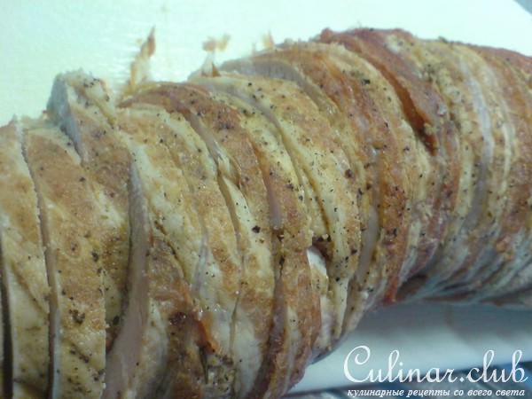 Рулет из куриной грудки,телячьего фарша и горошка