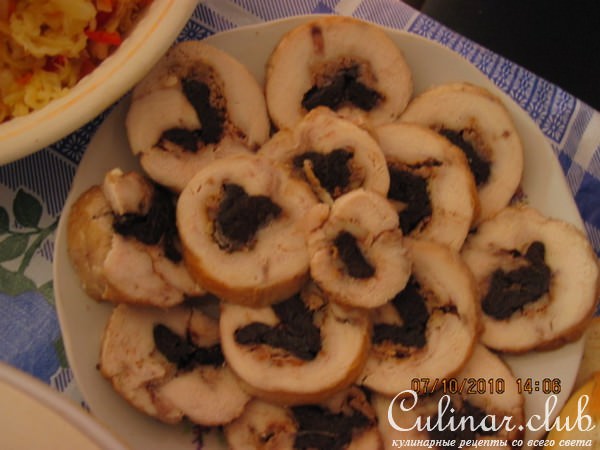 Куриный рулетик с черносливом и грецкими орехами