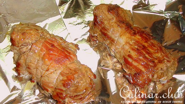 Запеченная говядина с соусом тоннато.