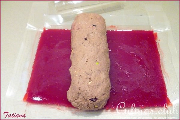 Паштет из куриной печени с вяленой клюквой и фисташками в клюквенном желе