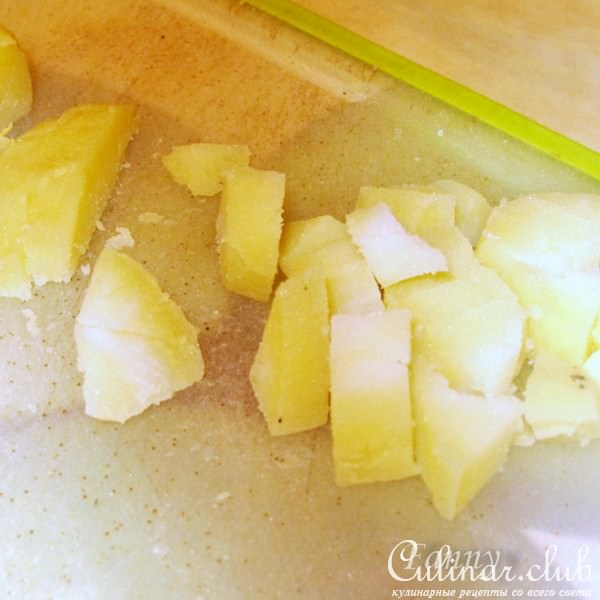 Телячий отварной язык с пряным картофелем и маринованными огурчиками