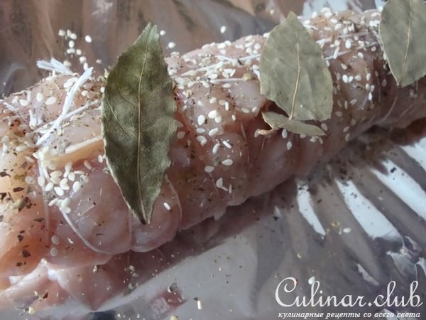 Куриный рулет с яблоками и сухофруктами