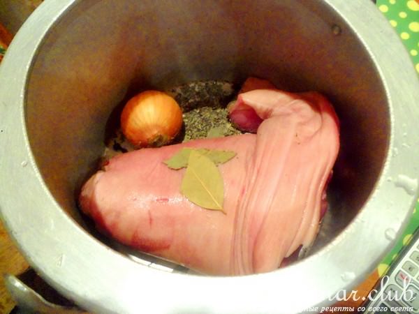 Рулька свиная фаршированная клюквенно-луковым джемом с имбирем