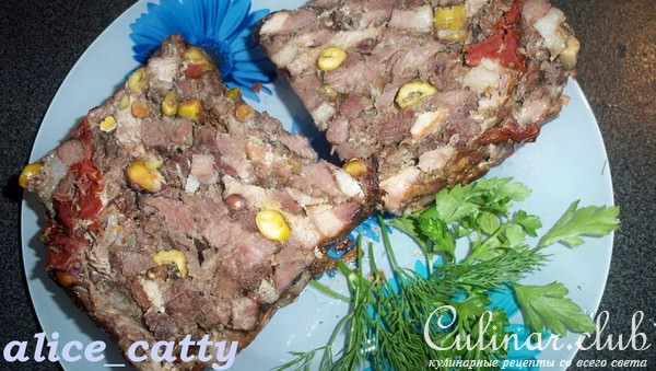 Мясо прессованное с фисташками, оливками и вялеными помидорами