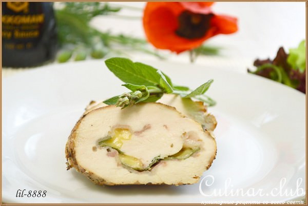 Рулет из куриного филе с шалфеем и сыром.