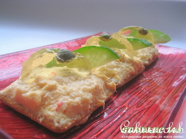 Канапе с куриным паштетом и лимонным желе.