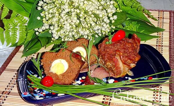 Мясные кексы с чечевичной мукой, перепелиными яйцами и жгучим перцем