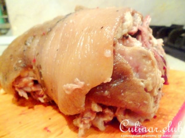 Рулька свиная фаршированная клюквенно-луковым джемом с имбирем