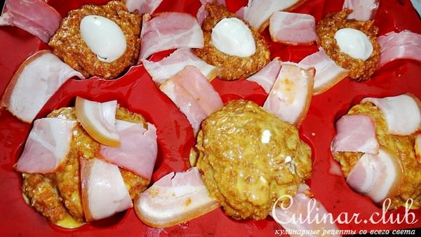 Мясные кексы с чечевичной мукой, перепелиными яйцами и жгучим перцем