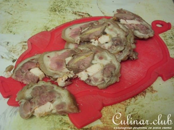 Рулька свиная фаршированная.