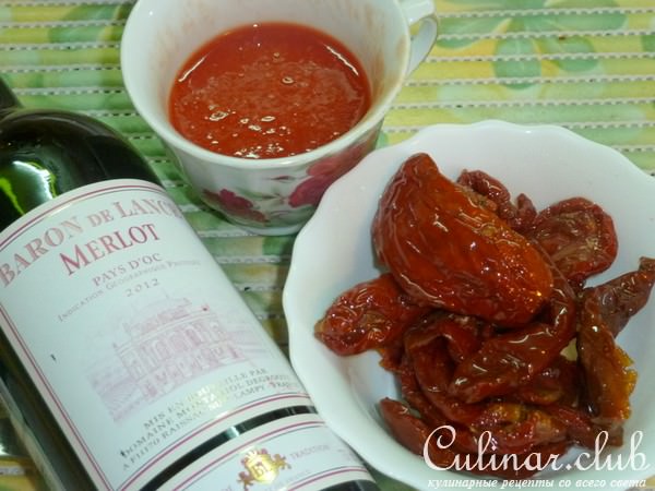 Мясное "полено" для торжественных случаев с вялеными помидорами, моцареллой и клюквой