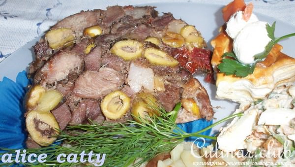 Мясо прессованное с фисташками, оливками и вялеными помидорами