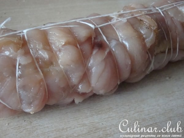 Куриный рулет с яблоками и сухофруктами