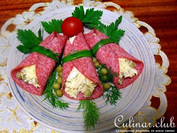 Закусочные рулеты из салями 