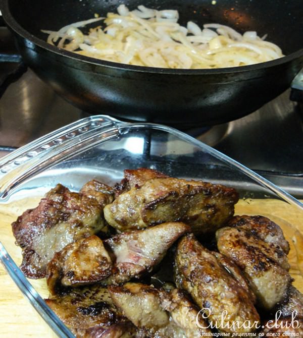 Тушеная куриная печень с черной смородиной 