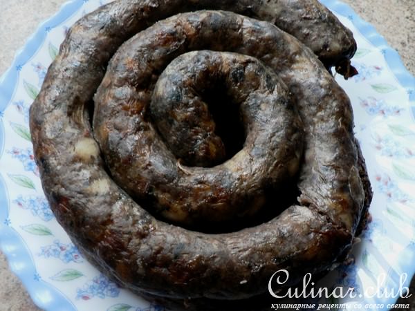 Домашняя колбаса с черносливом и чесноком