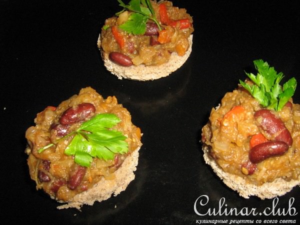 Закуска из баклажан,яблок и красной фасоли.