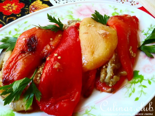 Холодная закуска из печёных овощей.