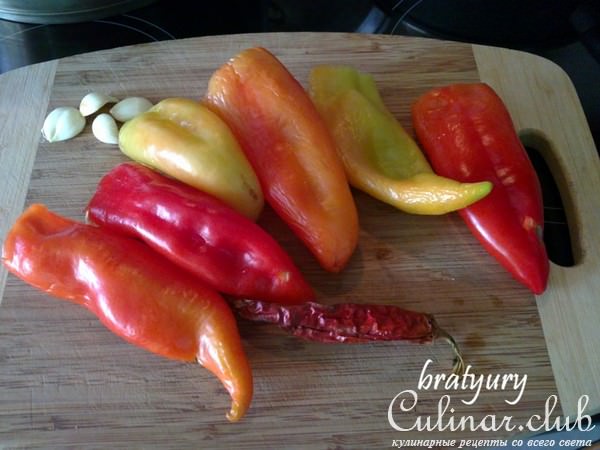Незатейливая и вкусная закуска из печёных баклажанов в маринаде из перца