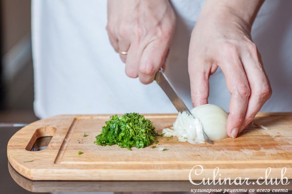 Рулет из капусты с грецкими орехами и черносливом