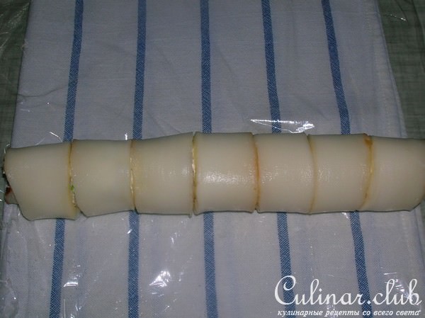 Закуска с рулетиками из кальмаров и салатом из тунца