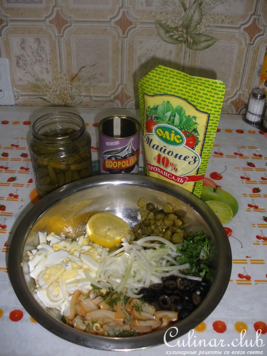 Салат с копченым кальмаром