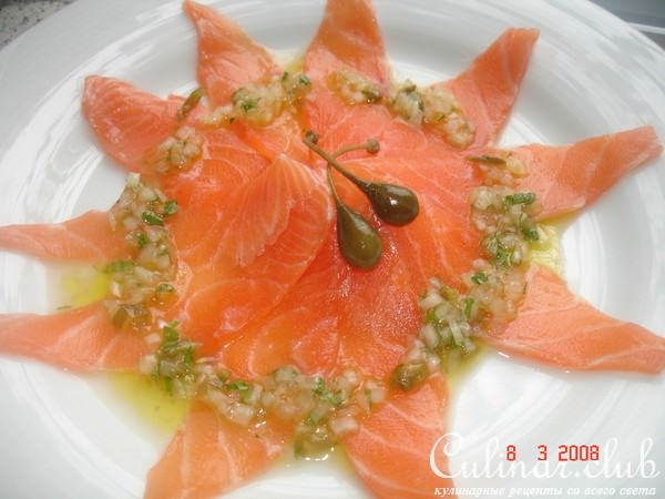 Карпаччо из лосося с соусом из каперсов