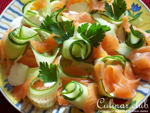 Закуска из красной рыбы с огурцом.