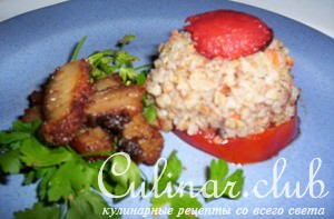 Камбала с помидорами и гречкой