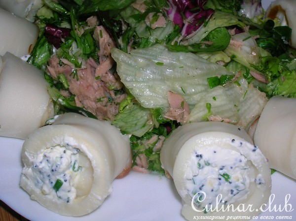 Закуска с рулетиками из кальмаров и салатом из тунца