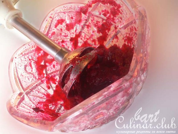 Сельдь под муссом из свеклы.