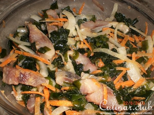 Закусочный салат из селедки и морской капусты. 2 способа подачи.
