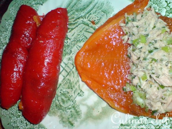 Рулетики из запечённого красного перца с тунцом
