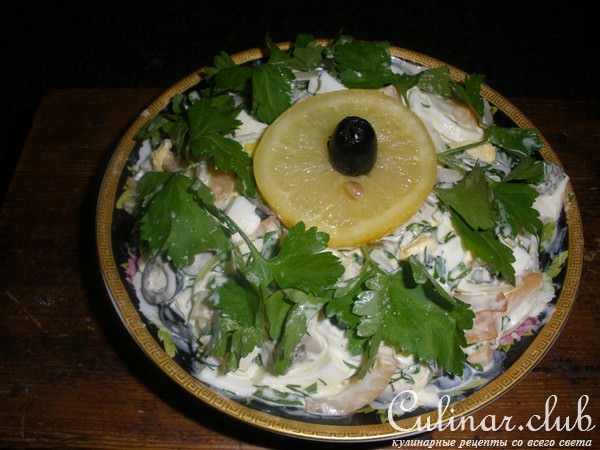 Салат с копченым кальмаром