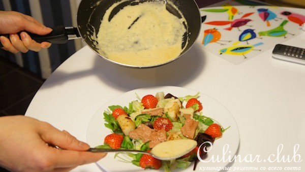 Cалат с муссом из утиной печени, морским гребешком и клубникой!