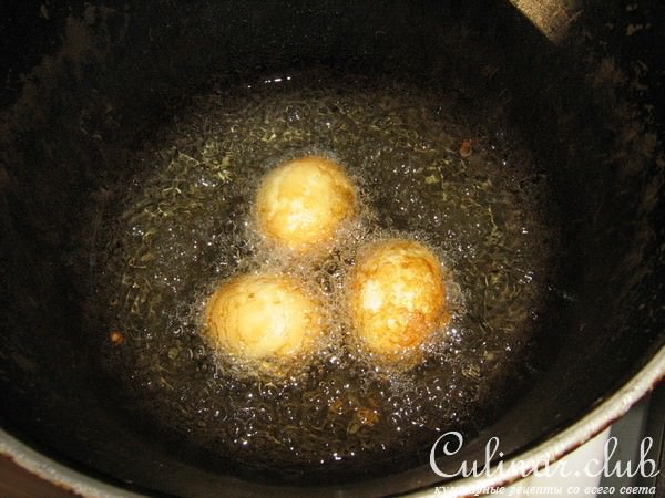 Закуска из жареных яиц,предварительно отваренных.
