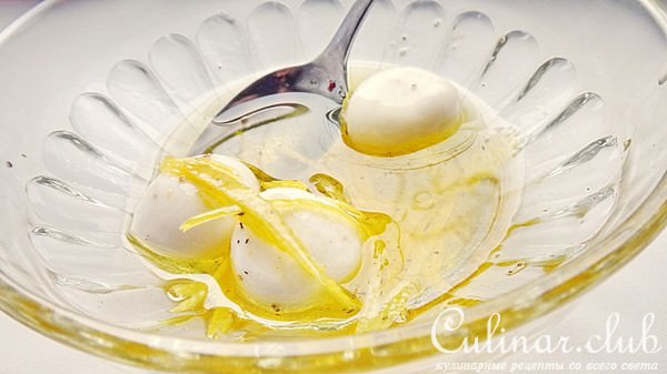 Комплимент из маринованной моцареллы с вялеными кумкватами