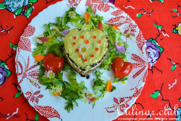 Салат из форели, с чёрным рисом, перепелиными яйцами и огурцом.