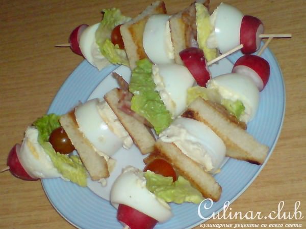 Шашлычки из вареных яиц и овощей