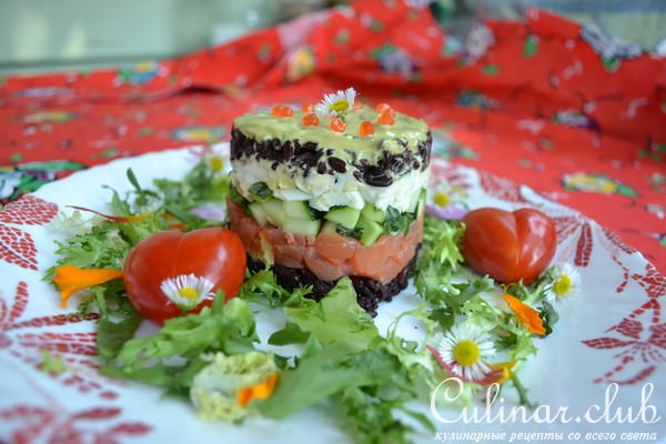 Салат из форели, с чёрным рисом, перепелиными яйцами и огурцом.