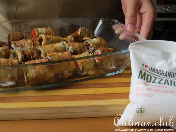 Баклажановые роллы с ремуладом, помидорами и моцареллой