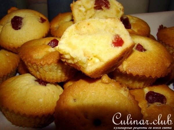 Кекс "Блондинка" с сушеной клубникой